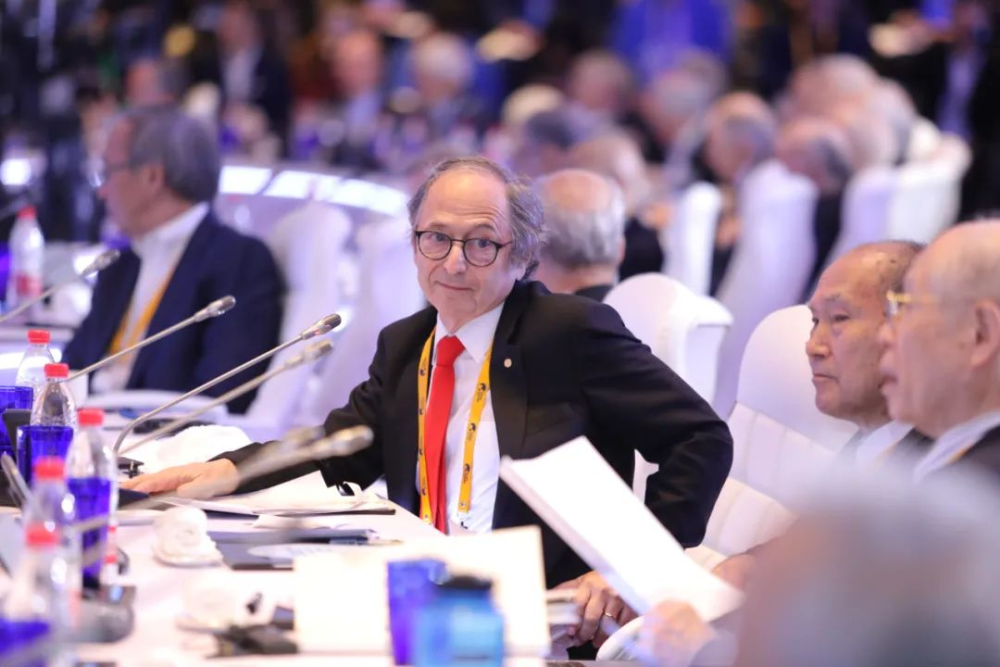 科学家|面对新冠，是年轻科学家站出来的时候了