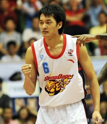 前中国男篮后卫陈江华,11年的cba生涯,他一共赚到多少薪水?