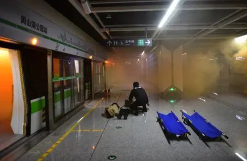 昆明地铁站内烟雾弥漫多人被困面对地铁火灾该如何逃生