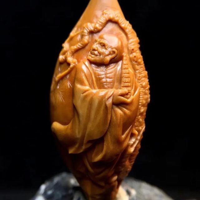 2大核雕刻,比例准确,人物特点刻画鲜明,神态表达非常到位,背面刻长青