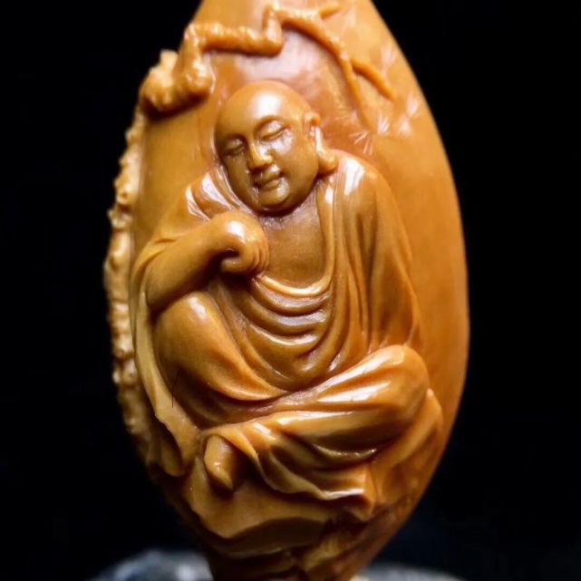 2大核雕刻,比例准确,人物特点刻画鲜明,神态表达非常到位,背面刻长青