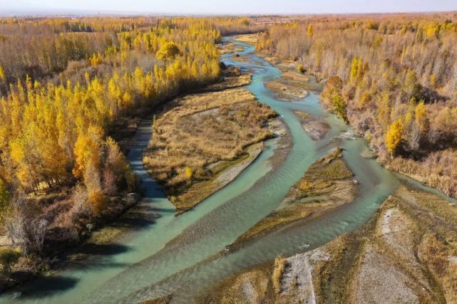 博尔塔拉河发源于空郭罗鄂博山别洪林达坂,向东流经温泉县,博乐市后