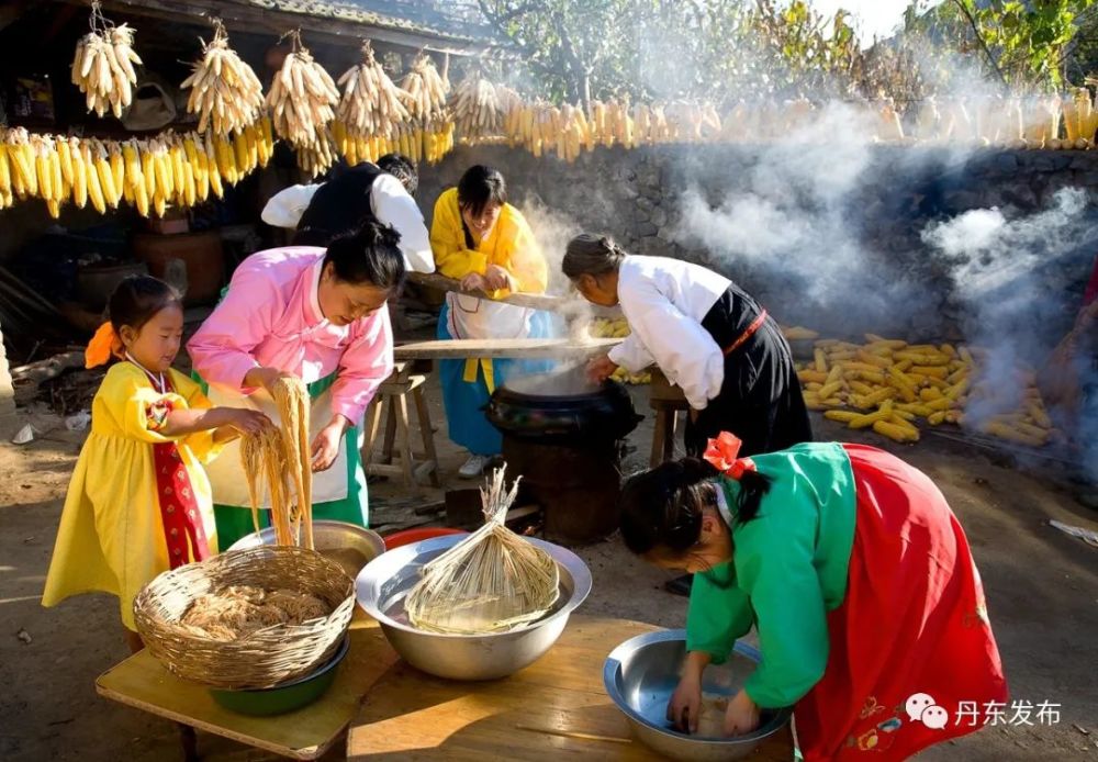 朝鲜族传统风味 冷面打糕是朝鲜族人民春节的早点,除夕傍晚,家家户户
