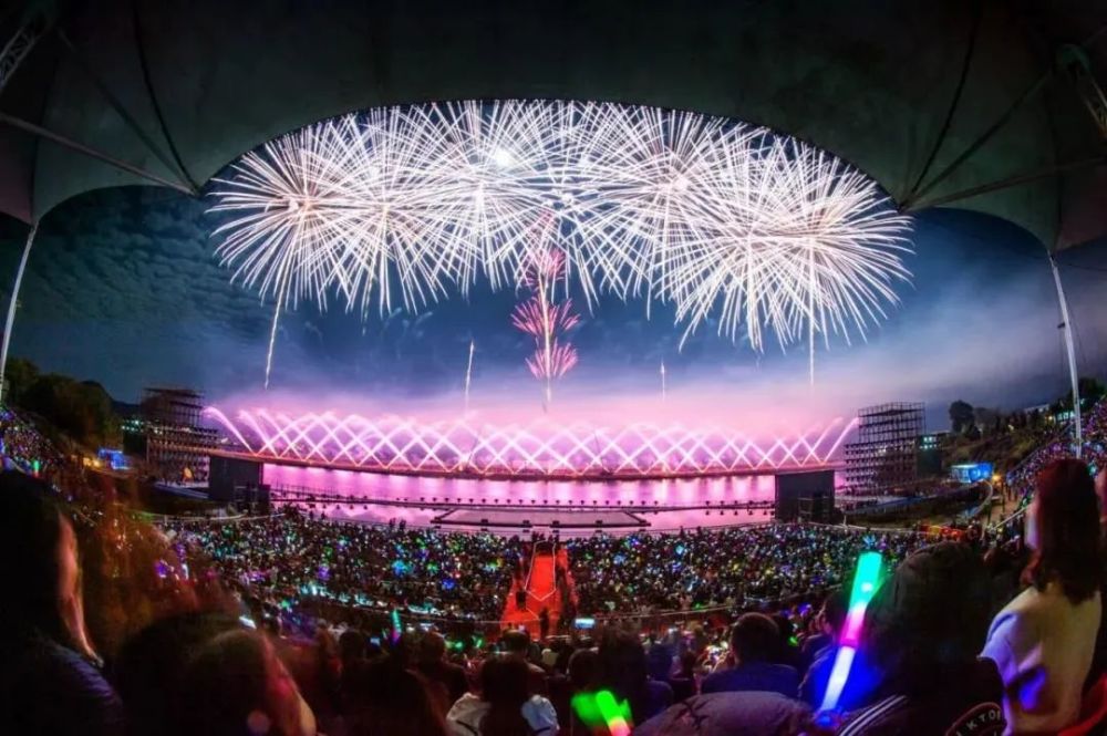 10万发水母烟花同放围山雾凇绽放新年来浏阳感受冰与火