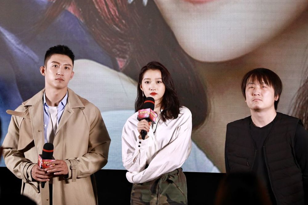 关晓彤涂红唇穿迷彩半裙秀美腿 黄景瑜官鸿斗帅超养眼_腾讯新闻