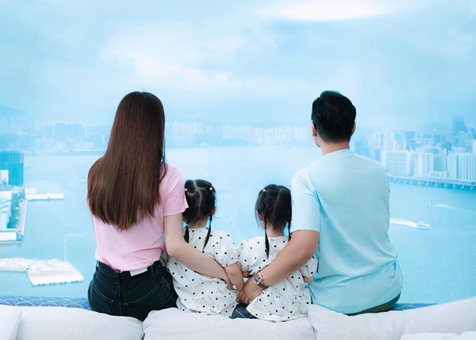 你前天王嫂庆祝结婚4周年,生活幸福美满,40岁依然样靓身材火爆