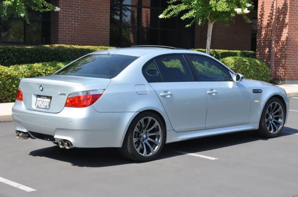 罕见的手动挡宝马e60 m5