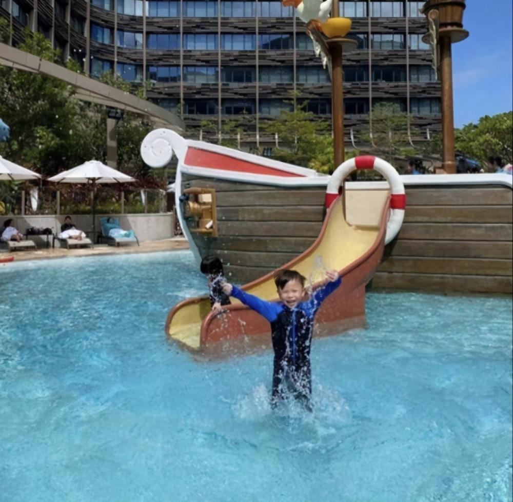 苏永康父子去海洋公园酒店度假3岁半儿子很像爸爸