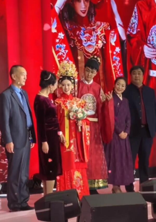 网红皮卡晨举办婚礼,一身红装惊艳众人,新郎四眼哥妈妈是秦腔名旦