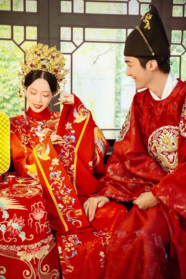 网红皮卡晨举办婚礼,一身红装惊艳众人,新郎四眼哥