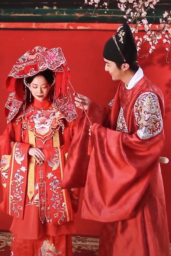 网红皮卡晨举办婚礼,一身红装惊艳众人,新郎四眼哥妈妈是秦腔名旦