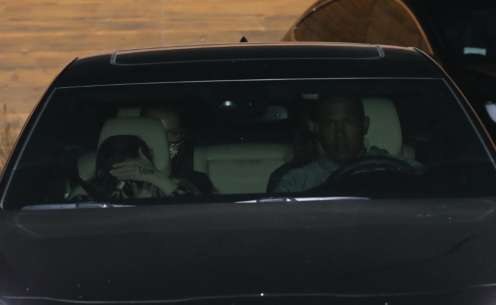 赛琳娜·戈麦斯|惊喜！“脸脸”赛琳娜·戈麦斯疑似恋爱，深夜归来坐上男友人副驾