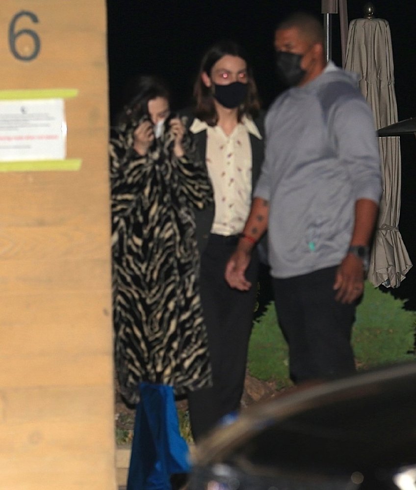 赛琳娜·戈麦斯|惊喜！“脸脸”赛琳娜·戈麦斯疑似恋爱，深夜归来坐上男友人副驾