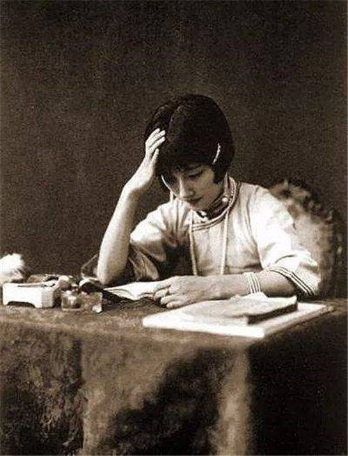 陆小曼绝版旧照:确实漂亮,吸鸦片致牙齿烂光,死后骨灰无人认领