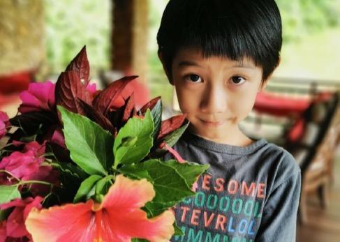 胡静|42岁胡静扮嫩跳少女舞，穿粉色却被批衣品差？背景豪宅意外曝光！