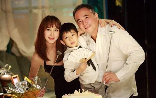 胡静|42岁胡静扮嫩跳少女舞，穿粉色却被批衣品差？背景豪宅意外曝光！