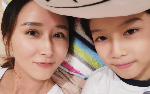 胡静|42岁胡静扮嫩跳少女舞，穿粉色却被批衣品差？背景豪宅意外曝光！