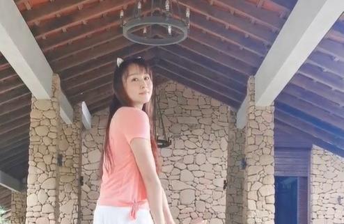 胡静|42岁胡静扮嫩跳少女舞，穿粉色却被批衣品差？背景豪宅意外曝光！