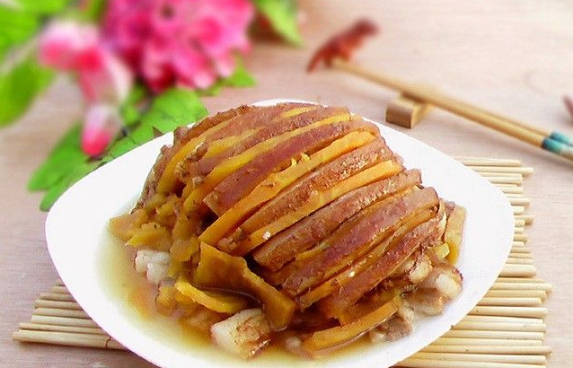 大厨教你红薯扣肉的做法,非常好吃不用担心吃胖,爽口而不腻人!