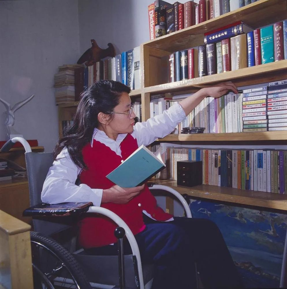 张海迪|夜话丨张海迪：我是船，书是帆