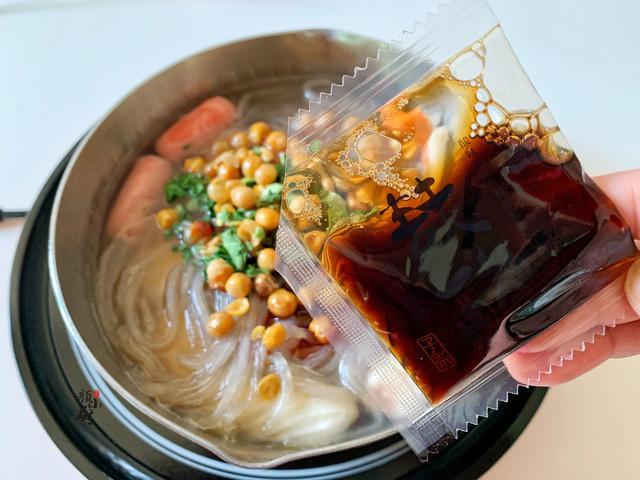 酸辣粉简单的做法 5分钟就搞定 酸辣过瘾 好吃的连汤都不剩 新亚餐饮信息网