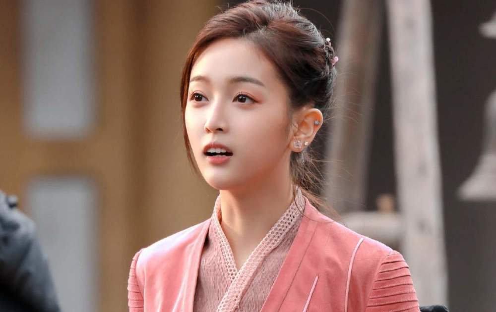 王一博|肖战和王一博各自新剧片花公布，王一博搭赵丽颖，肖战与95后的她