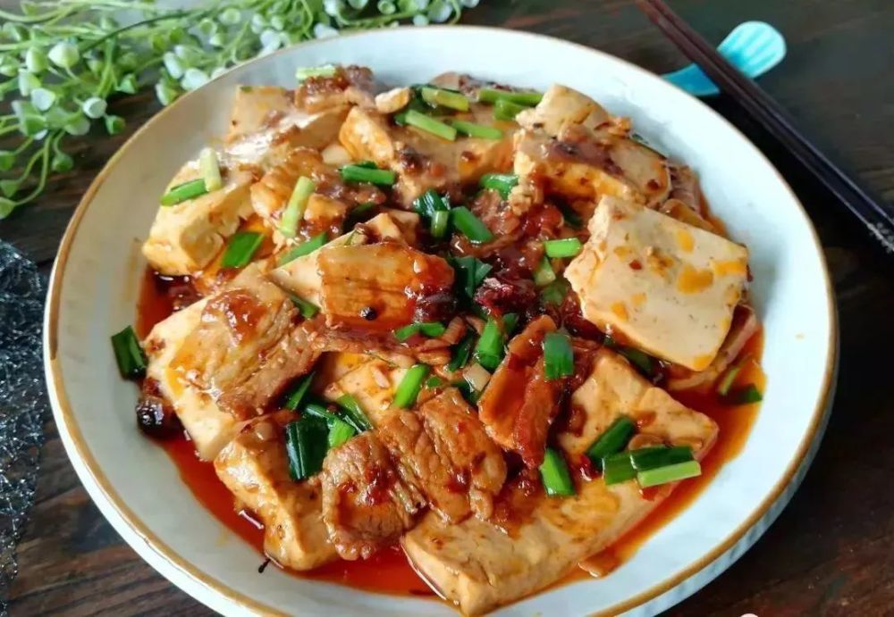 五花肉烧豆腐一番诗意的准备之后我入俗般掀开一场人间的烟火