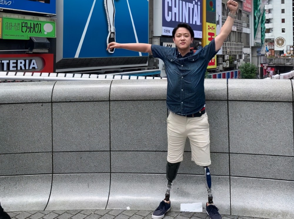 28岁残疾帅哥爆红!四肢仅剩左手,成奥运火炬手!粉丝疯狂表白_腾讯新闻