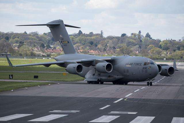 美国空军的一架c17大型运输机,在前往阿富汗执行运输任务的过程中,在