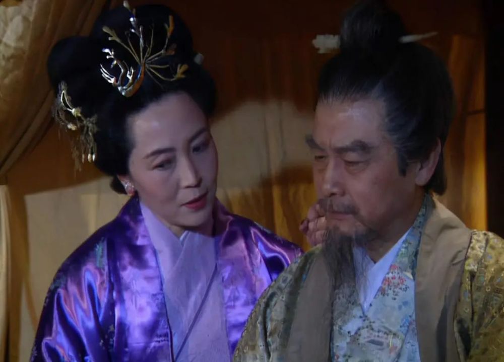 黄夫人得管刘表的蔡夫人叫小姨,管蔡瑁叫舅舅.