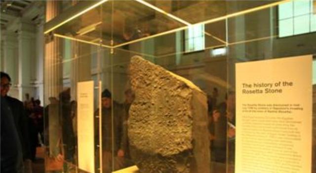 象形文字|埃及一块神秘石碑，学者无法解读，却被法国小伙用“汉语”破译