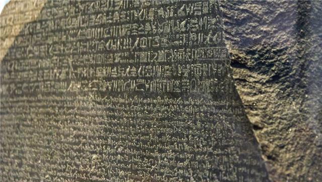 象形文字|埃及一块神秘石碑，学者无法解读，却被法国小伙用“汉语”破译