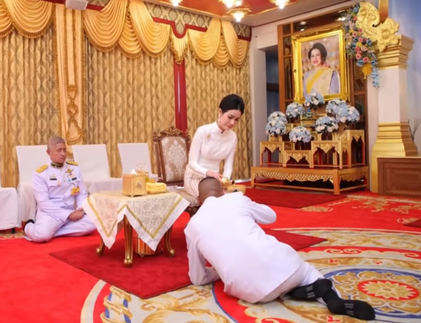 泰国贵妃诗妮娜白衣礼佛跪拜身形优美王后富婆闺蜜的丈夫跟随