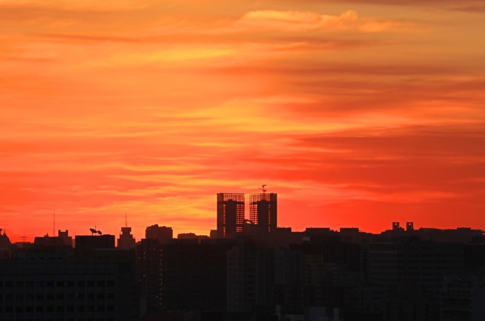 北京今晨，丹霞映日，彩云满天