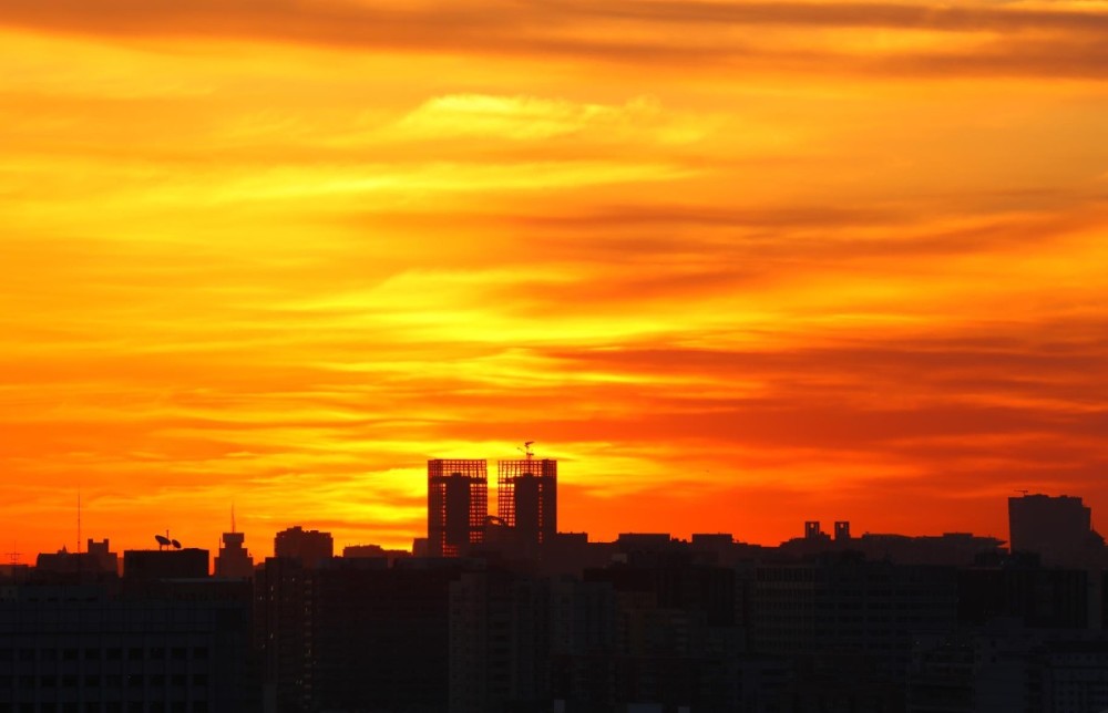 北京今晨，丹霞映日，彩云满天