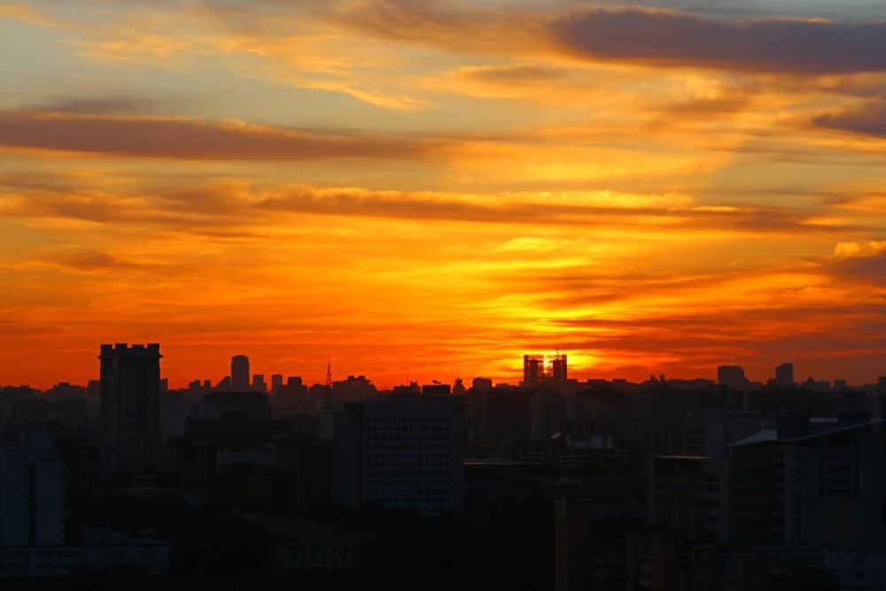 北京今晨，丹霞映日，彩云满天