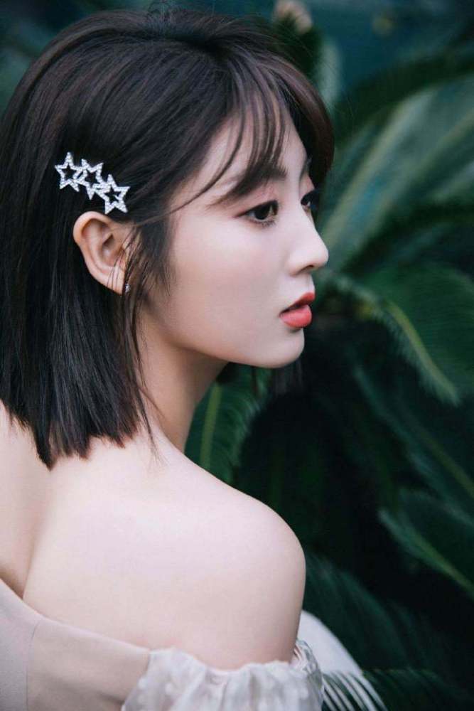 邢菲香槟色泡泡袖礼裙美成仙甜美笑容治愈隔着屏幕都是甜甜的