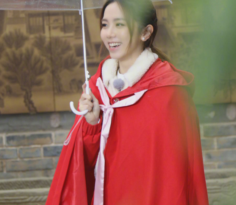 奔跑吧黄河篇路透杨颖穿红色古风斗篷优雅看到邓紫棋爱了