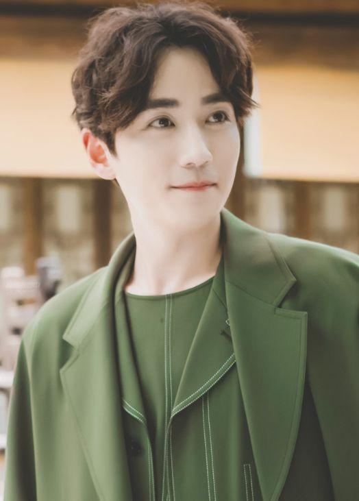 2009年,21岁的朱一龙与孟霞,刘立,何杜娟合作,在电影《再生缘》中饰演