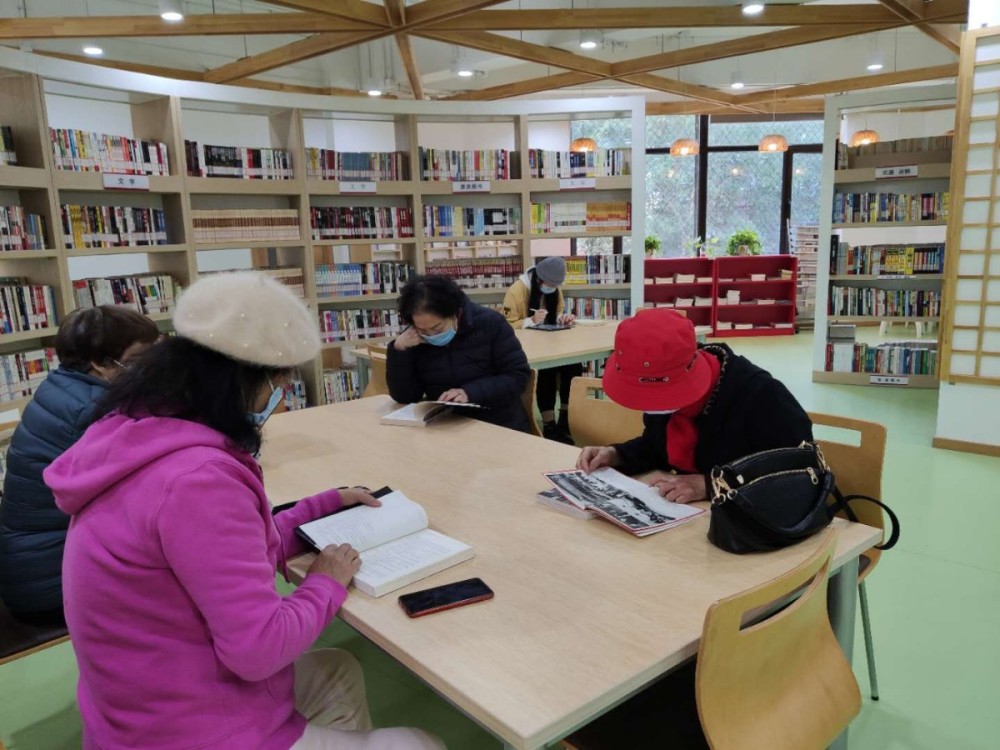 东湖街道|久违了！东湖街道图书馆恢复开放，居民读书“充电”忙