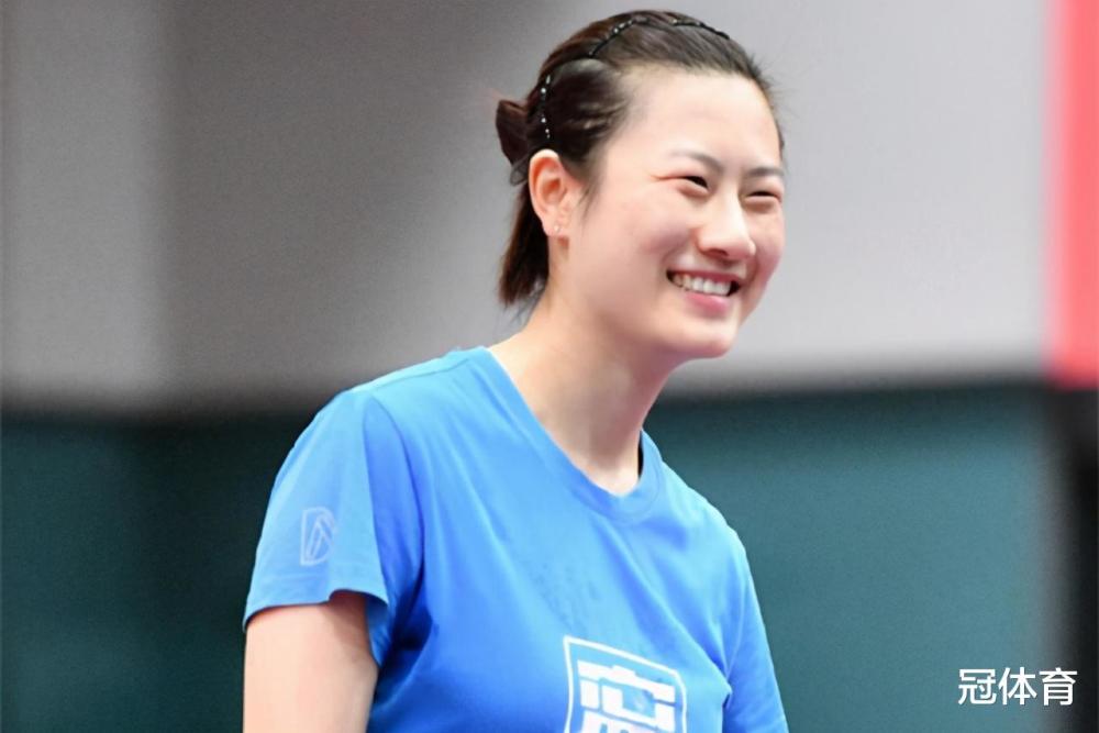 丁宁帅气出镜,一身黑衣表情严肃,无缘两项大赛仍是国乒王牌_腾讯新闻