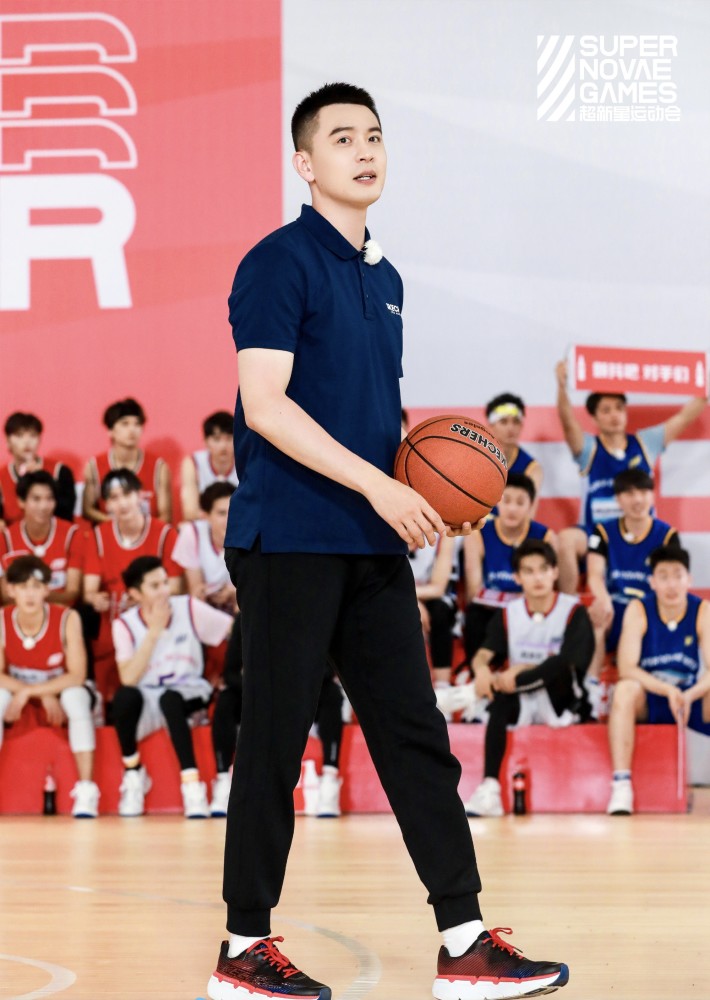 cba最帅教练杨鸣,外表像20岁却已是俩娃爸,真正的少女偶像