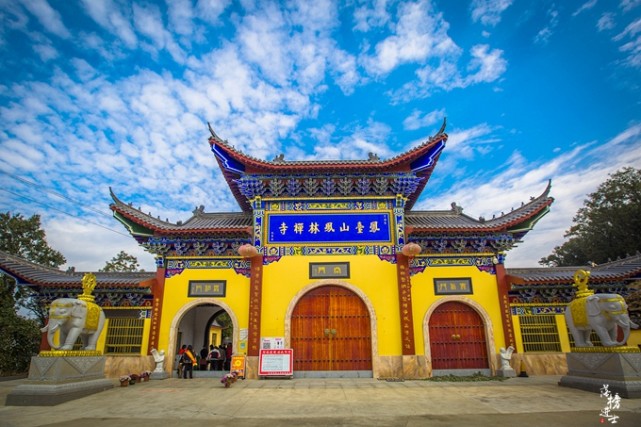 打开腾讯新闻,查看更多图片 >安徽马鞍山和县的鸡笼山上有座寺庙,名为