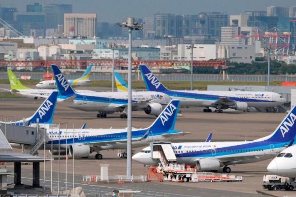 10月27日,在日本東京羽田機場,數架全日空航空公司客機停泊在停機坪上