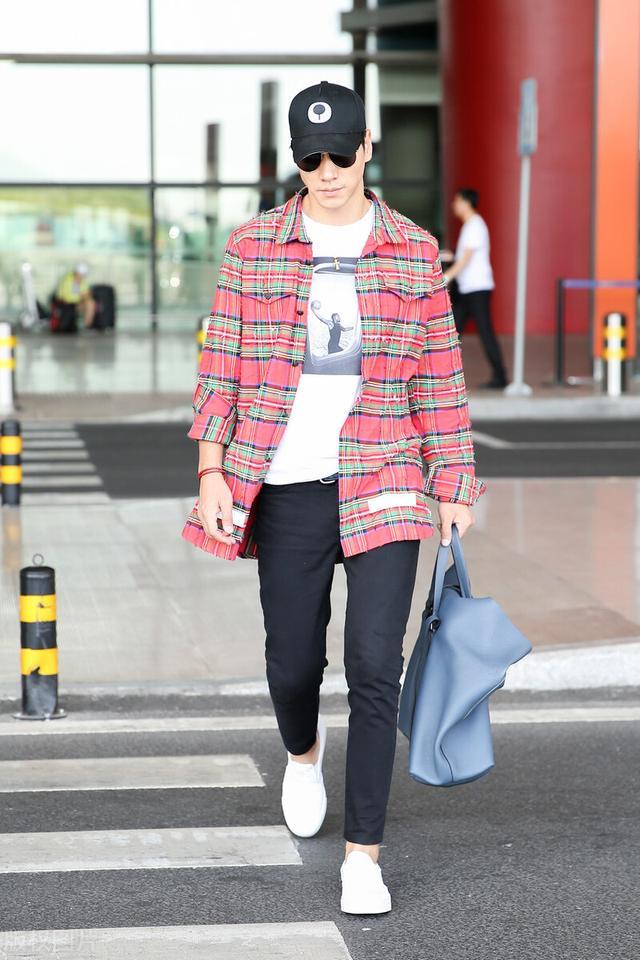 张亮这么穿真显身材全黑造型出行腰下全是腿建议高个们都看看