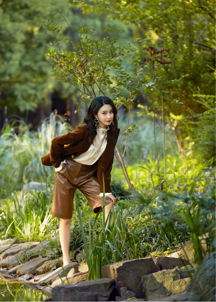 朱圣祎欧洲古典"贵族"风穿搭超好看,穿木耳边衬衣