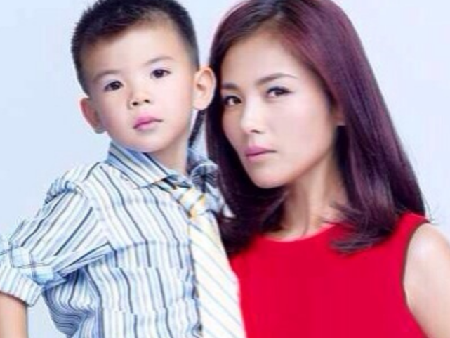 刘涛儿子才是整容式长大小时候与王珂相似如今容颜与妈妈复制