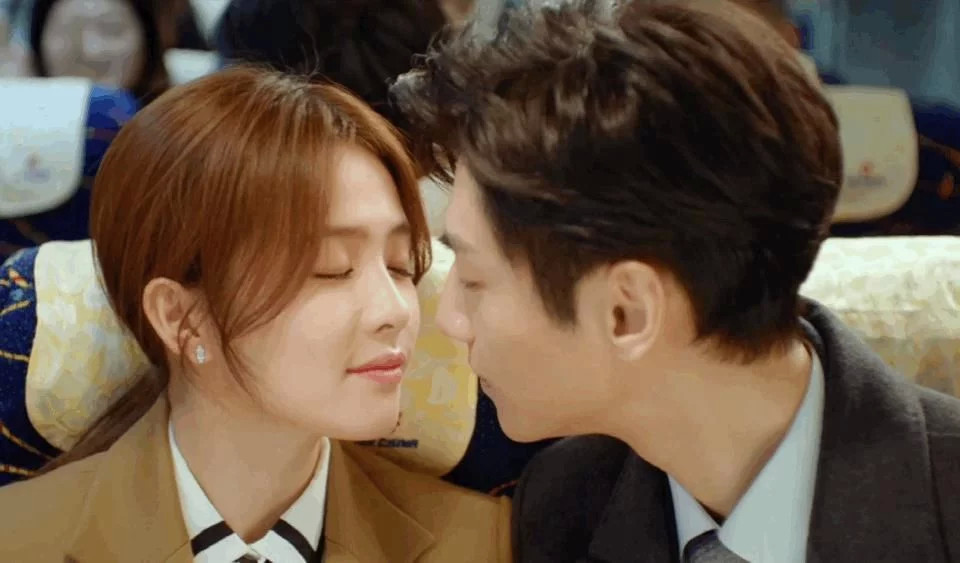 《半是蜜糖半是伤》罗云熙&白鹿10个吻戏!每个吻都让人羡慕
