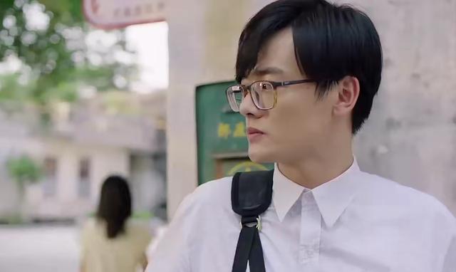 电视剧《亲爱的麻洋街》剧照同样是喜欢马晓晓,易东东则光明得多,易