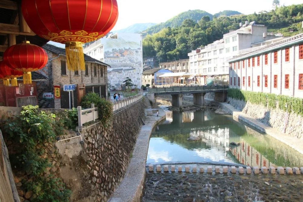 近年来,柘荣县富溪镇按照"商贸驿站·红色小镇"的发展定位,以提升"一